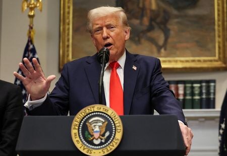 ３月４日、米紙ウォール・ストリート・ジャーナル（ＷＳＪ）はトランプ米大統領（写真）が同日にカナダに課した関税を巡り、両国の当局者が引き下げや撤廃について協議していると報じた。ワシントンで３日撮影（２０２５年　ロイター/Leah Millis）