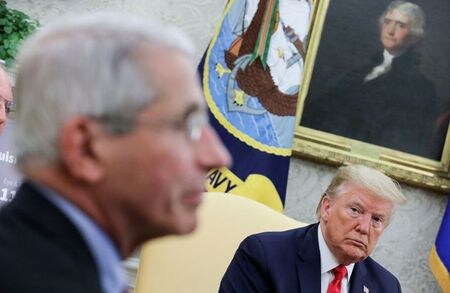 トランプ米大統領は１３日、新型コロナウイルスのパンデミックへの対応を巡り、米疾病対策センター（ＣＤＣ）や米国立アレルギー感染症研究所のファウチ所長（左）を批判する姿勢を強めた。ホワイトハウスで４月撮影（２０２０年　ロイター/CARLOS BARRIA）