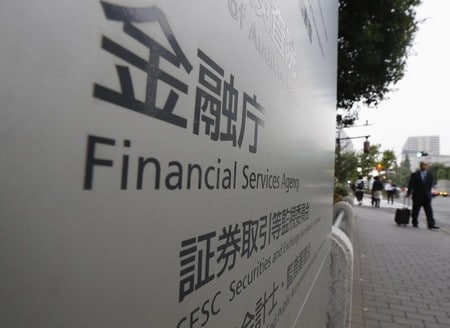 　２月２３日、マネーロンダリング（資金洗浄）・テロ資金供与防止に向けた金融機関の体制整備を強化するため、金融庁が全国銀行協会などと「マネロン対応高度化官民連絡会」を立ち上げ、３月に初会合を開くことがわかった。写真は都内で２０１２年１０月撮影（２０１８年　ロイター／Kim Kyung Hoon）