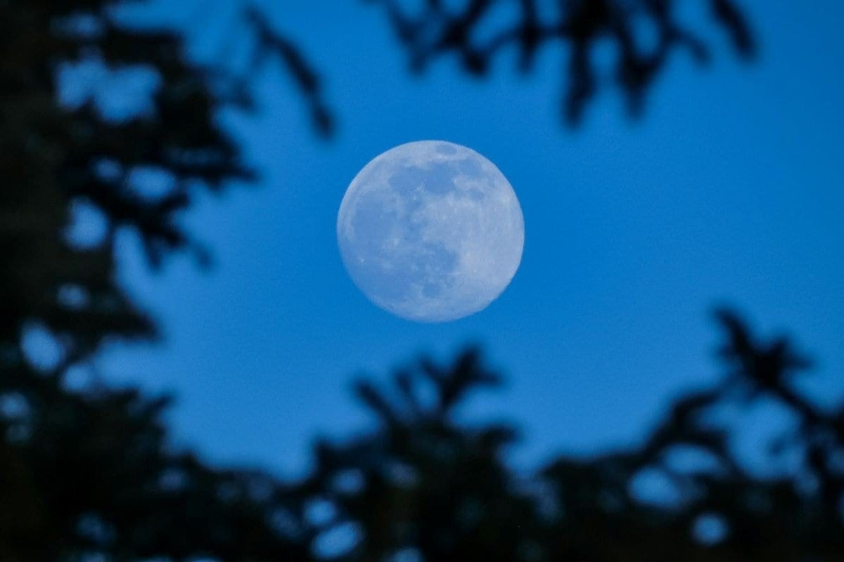 ひと月に2回目の珍しい現象…青くない満月が「ブルームーン」と呼ばれる