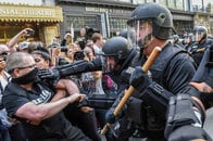 ボストンで極右系集会に抗議デモ4万人　乱闘などで33人が逮捕
