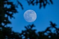 ひと月に2回目の珍しい現象…青くない満月が「ブルームーン」と呼ばれる理由は？