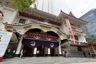 八代目までは絵、九代目からは写真――役者の写真から時代の流れを読み解く