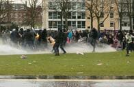 オランダ､コロナ対策規制に抗議デモ　警察は高圧放水砲使用､240人超拘束