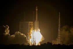 中国の打ち上げたロケットが打ち上げ失敗、離昇直後に爆発し分解…その様子を捉えた動画にネット民驚愕