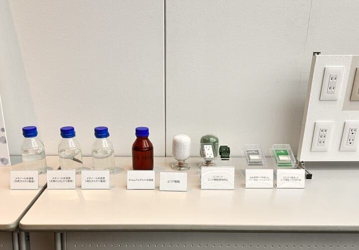 記者会見場に展示されていたメタノール水溶液やユリア樹脂（ラボ試作品）