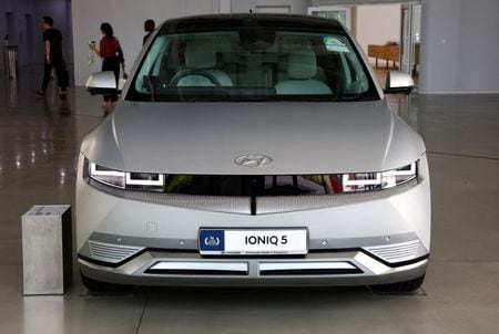 自動運転技術を手がける米新興企業ＡＶライドは、韓国の現代自動車と自動運転タクシー（ロボタクシー）の事業拡大で提携し、自動運転車の共同開発・運行に関する契約に調印した。写真は現代のアイオニック５。シンガポールで２４年６月撮影。（2025年 ロイター/Edgar Su/File Photo）