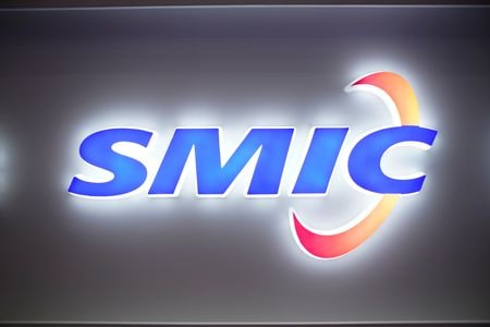 　５月９日、中国の半導体受託製造（ファウンドリー）最大手、中芯国際集成電路製造（ＳＭＩＣ）の趙海軍・共同最高経営責任者（ＣＥＯ）は、関税が需要に与える影響を注意深く監視していくとし、第２・四半期の業績見通しについて、現時点では明確ではないと指摘した。写真はSMICのロゴ。北京で２０２０年１０月撮影（２０２５年　ロイター/Aly Song）