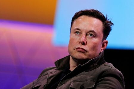 　２月９日、米航空宇宙局（ＮＡＳＡ）は、実業家イーロン・マスク氏（写真）率いる宇宙企業・スペースＸが衛星インターネットサービス「スターリンク」向けに計画している約３万基の人口衛星打ち上げに懸念を示した。ロサンゼルスで２０１９年６月撮影（２０２２年　ロイター/Mike Blake）