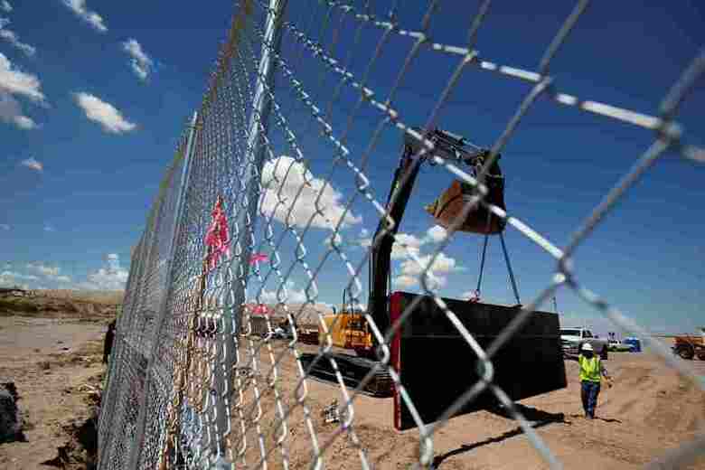 　１１月１３日、トランプ次期米大統領はメキシコとの国境に壁をつくるとの選挙公約について、一部で壁の代わりに「フェンス」を設置する可能性を示唆した。米・メキシコ国境で８月撮影（２０１６年　ロイター/File Photo）