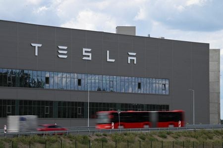 米電気自動車（ＥＶ）大手テスラのドイツ経営陣は先週、従業員１万１０００人に対し、１１月から４％の賃上げを行うと通知した。１１月５日付米紙ウォール・ストリート・ジャーナル（ＷＳＪ）が報じた。労組はこれまで、同社の賃金が業界の平均を下回っていると訴えていた。写真はドイツにある同社ギガファクトリー。７月撮影（２０２３年　ロイター/Annegret Hilse）