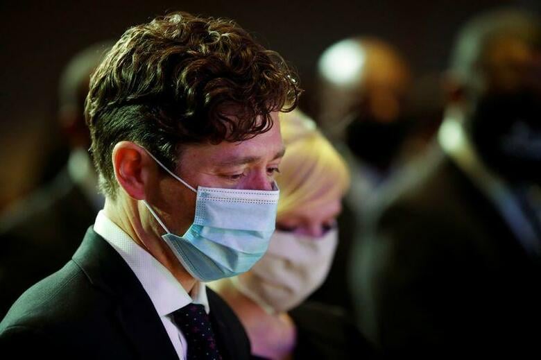 米中西部ミネソタ州のウォルツ知事は、殺人容疑の黒人の死亡をきっかけに26日夜に暴力的な抗議活動が発生したことを受け、ミネアポリス市に緊急事態宣言を発令した。写真は6月、ジョージ・フロイドさんの追悼式に参列したミネアポリス市のフレイ市長(2020年　ロイター/Lucas Jackson)