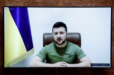 　２月２６日、ウクライナのゼレンスキー大統領は、東部でロシア軍との戦闘を指揮する軍の上級司令官を解任した。理由は明らかにしていない。写真は２０２２年３月、フランスの議会に向けてスピーチをする同大統領。パリで撮影（２０２３年　ロイター/Benoit Tessier）