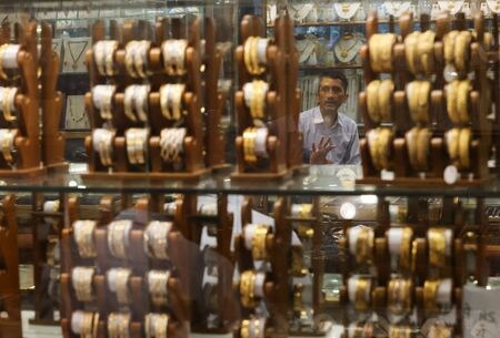 金価格が１３日の取引で１％超上昇し、最高値を更新した。写真は２０２３年５月、インド・デリーの宝石店で撮影（２０２５年　ロイター/Anushree Fadnavis）