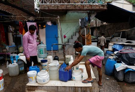 世界最大の人口を抱えるインドは何十年も前から水不足に悩まされてきたが、危機的状況の発生頻度は増加の一途をたどっている。写真はニューデリーのスラム街で６月２７日撮影（２０２４年　ロイター／Priyanshu Singh）