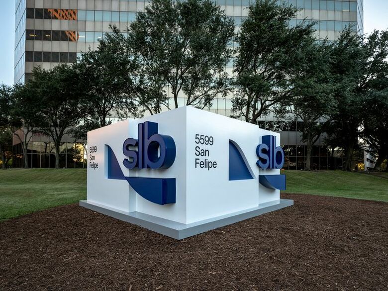 写真はＳＬＢのロゴ。2023年6月、テキサス州ヒューストンで撮影。同社提供写真。REUTERS