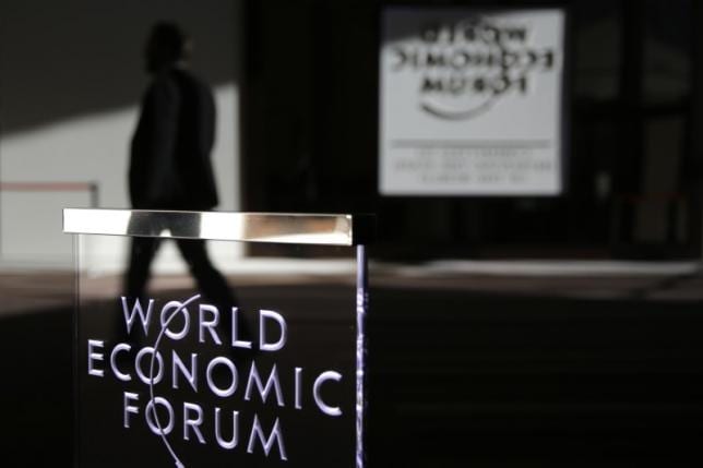 ９月２８日、世界経済フォーラム（ＷＥＦ）が発表した国際競争力ランキングによると、スイスは８年連続で首位を維持した。日本は昨年の６位から８位に後退した。写真はＷＥＦのロゴ、ダボスで１月撮影（２０１６年　ロイター/Ruben Sprich）