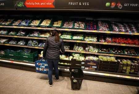 英小売協会（ＢＲＣ）が３日発表した９月の小売店頭価格指数は前年比６．２％上昇し、８月の６．９％から減速した。写真は２月２０日、オルトリナム近くのスーパーマーケットで撮影（２０２３年　ロイター/Phil Noble）