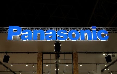１０月１日、パナソニックは、業務用ＡＶ機器を主力とする岡山工場を２０２１年９月末をめどに閉鎖すると発表した。写真はパナソニックのロゴ。幕張メッセで２０１７年１０月撮影（２０２０年　ロイター/Toru Hanai）