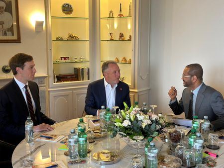 オマーンのバドル外相が米国特使スティーブ・ウィトコフ氏およびトランプ米大統領の娘婿ジャレッド・クシュナー氏と会談する様子。2月17日、ジュネーブで撮影。オマーン外務省提供写真。REUTERS