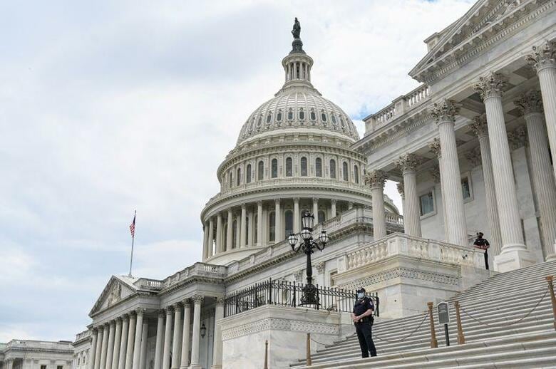 米下院は、民主党による3兆ドル規模の新型コロナウイルス対策案を賛成208、反対199の僅差で可決した。写真は14日、ワシントンの連邦議会議事堂(2020年　ロイター/Erin Scott)