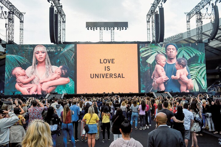 2人は一緒に世界ツアーも（6月9日、イギリスのグラスゴー公演）　FROM LEFT: KEVIN MAZUR／GETTY IMAGES FOR PARKWOOD ENTERTAINMENT