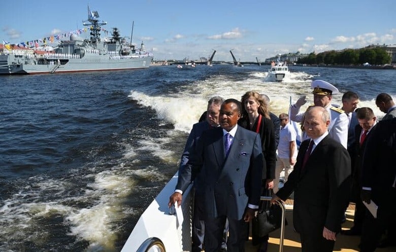 ロシアのプーチン大統領は、北西部サンクトペテルブルクでの「ロシア海軍の日」を記念する海上軍事パレードで演説し、「今年だけでさまざまなクラスの艦船30隻が投入される」と表明した（2023年　ロイター/Sputnik/Alexander Kazakov/Kremlin）