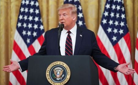 トランプ米大統領は４日、国内の新型コロナウイルス感染症による１日の死者が１０００人超に達しているものの、感染状況は「制御されている」との認識を示した（２０２０年　ロイター/JONATHAN ERNST）