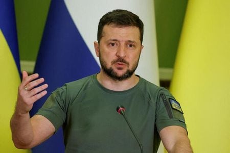 　８月１２日、ウクライナのゼレンスキー大統領は、ＥＵ諸国に対し、ＥＵが誰でも入れる「スーパーマーケット」にならないよう、ロシア人のビザ取得を禁止するようあらためて呼びかけた。写真は７月、キーウで撮影（２０２２年　ロイター／Valentyn Ogirenko）