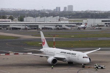　１月２１日、宅配便最大手のヤマト運輸を傘下に持つヤマトホールディングスと日本航空（ＪＡＬ）は、宅配便の国内物流網の強化に向けて、首都圏からの長距離輸送で貨物専用機の運航を２０２４年４月から始めると発表した。写真はＪＡＬ航空機。シドニーで昨年１１月撮影（２０２２年　ロイター／Loren Elliott）