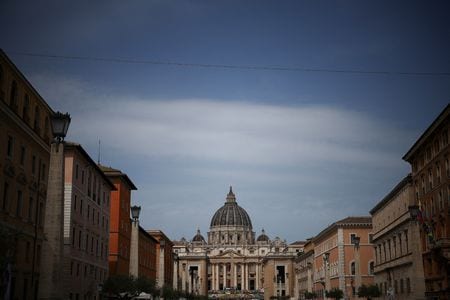 　４月２１日、ローマ教皇庁（バチカン）が、教皇フランシスコ（８８）の死去を発表したことを受け、世界中のローマ・カトリック教徒の間では、後を継ぐのは誰になるのかとの思いが頭に浮かび始めている。写真は、サン・ピエトロ大聖堂。同日、ローマで撮影（２０２５年　ロイター/Guglielmo Mangiapane）