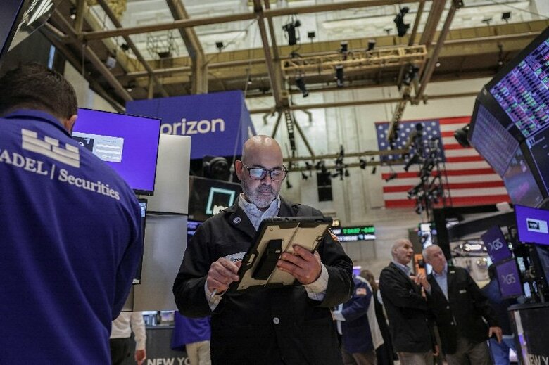 ニューヨーク証券取引所（NYSE）のフロア。5月15日撮影。REUTERS/Jeenah Moon