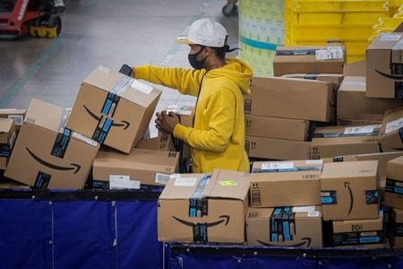 米アマゾン・ドット・コムは１３日、米国内の倉庫・流通向けに新たに７万５０００人を雇用する計画を発表した。写真は２０２０年１１月撮影（２０２１年　ロイター/Brendan McDermid）