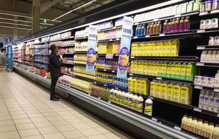 　２月１８日、南アフリカ統計局が発表した１月の消費者物価指数（ＣＰＩ）は前年同月比３．５％上昇で、昨年１２月の３．６％からやや減速した。写真は、スーパーマーケットの乳製品売り場で商品を探す買い物客。南アフリカ・ヨハネスブルグで２０２５年５月撮影（２０２６年　ロイター/Siphiwe Sibeko）