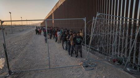 ロイター／イプソスの世論調査によると、米国の有権者の間では不法移民に対する寛容度が第１次トランプ政権時に比べてやや低下しているものの、収容所の使用といった厳しい措置には依然慎重な意見が多い。メキシコとの国境で３月撮影。（2024年　ロイター/Adrees Latif/File Photo）