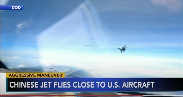 米インド太平洋軍司令部は、中国の「J─16」戦闘機1機が先週、南シナ海の国際空域で米空軍偵察機「RC─135」のすぐ近くで「不必要に攻撃的な」行動を仕掛け、RC─135はそれによって乱された気流の中を飛行せざるを得なくなったと明らかにした。6abc Philadelphia / YouTube