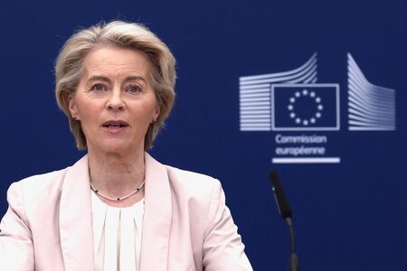 　複数の関係筋によると、欧州の首脳がベトナムとの関係強化のため、同国を訪問することを計画している。米国のトランプ政権が欧州とベトナムに関税を発動する可能性があり、緊張が高まっていることが背景だ。写真は欧州連合（ＥＵ）欧州委員会のフォンデアライエン委員長。ベルギーのブリュッセルで３日撮影（２０２５年　ロイター/Yves Herman）