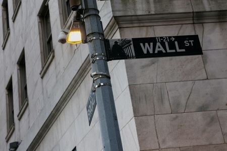米ニューヨーク証券取引所（ＮＹＳＥ）ビル外で。2025年3月撮影。REUTERS/Shannon Stapleton/File Photo