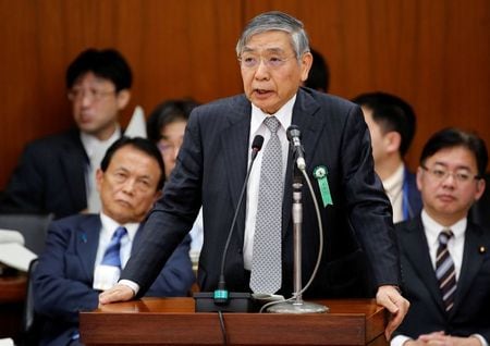 黒田東彦日銀総裁は２８日の衆院財務金融委員会で、「金融緩和はあくまで２％の物価安定目標を実現するという金融政策上の目的にために行っている。今後も物価安定という自らの使命を果たすため、必要な金融緩和を行っていく」と述べ、金融緩和が財政の緩みを招いているとの指摘に否定的な見方を示した。写真は２０１８年２月１６日の衆院財務金融委員会で答弁する黒田氏（２０２０年　ロイター/Toru Hanai）