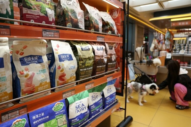 北京のペットショップの棚に並ぶ中国メーカーのドッグフード。4月17日撮影。REUTERS/Tingshu Wang