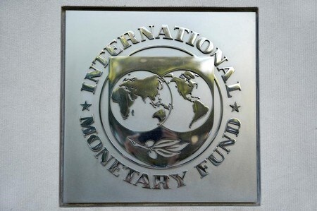 　５月９日、国際通貨基金（ＩＭＦ）は、アジア地域の経済見通しの改定見通しを発表し、成長見通しは引き続き力強いものの、世界の金融環境の急激な引き締まりや市場の一段の調整、保護主義的政策へのシフトによって打撃を受けやすいとの見解を示した。写真はＩＭＦのロゴ。昨年１０月にワシントンで撮影（2018年　ロイター／Yuri Gripas）