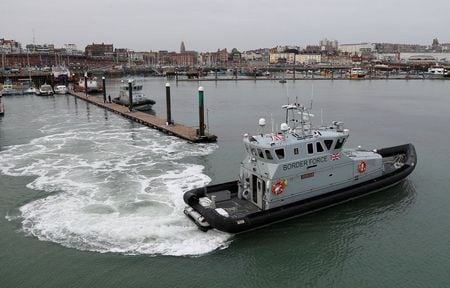 英沿岸警備当局は２６日、フランスから小船でドーバー海峡を渡ろうとしていた移民とみられる４９人を救助した。写真は１月４日、ラムズゲートで撮影（２０１９年　ロイター/Peter Nicholls）