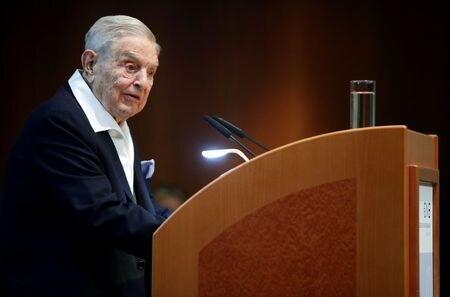　富豪のジョージ・ソロス氏（９２、写真）は、自身の運用資産２５０億ドルの大半を管理している国際的な助成財団「オープン・ソサエティー財団（ＯＳＦ）」の経営権を息子のアレックス・ソロス氏（３７）に移譲する。写真はウィーンで２０１９年６月撮影（２０２３年　ロイター／Lisi Niesner）
