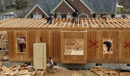 全米住宅建設業者協会（ＮＡＨＢ）が１７日に発表した５月の全米住宅建設業者協会（ＮＡＨＢ）／ウェルズ・ファーゴ住宅建設業者指数は６９と、前月の７７から低下し、２０２０年６月以来の低水準となった。２０１２年２月撮影（２０２２年　ロイター/Kevin Lamarque）