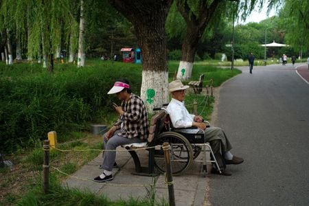 　１２月１３日、中国政府は、高齢者やその消費と経済活動である「シルバーエコノミー」への資金支援を強化するための指針を発表した。写真は、公園で休憩する高齢者。５月２２日、北京で撮影（２０２４年　ロイター/Tingshu Wang）