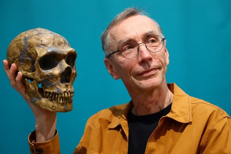 マックス・プランク進化人類学研究所で行われた記者会見でのスバンテ・ペーボ博士（10月3日、独ライプチヒ）　Lisi Niesner-REUTERS