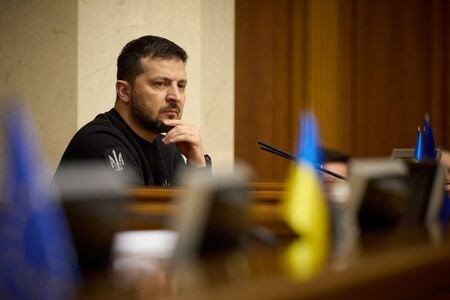 ウクライナのゼレンスキー大統領はブリュッセルで９日に開かれる欧州連合（ＥＵ）首脳会議に参加し、ロシアと戦うための兵器供与のほか、ウクライナのＥＵ加盟に向けた前進を求める。ウクライナ政府当局者が８日、明らかにした。写真は２月７日、ウクライナ議会の会合に出席するゼレンスキー大統領（２０２３年　ロイター／ Ukrainian Presidential Press Service/Handout via REUTERS）