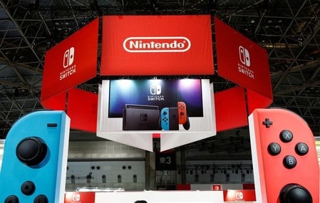 　１０月３０日、任天堂は、家庭用ゲーム機「ニンテンドースイッチ」の２０１８年３月期の販売計画を１４００万台に上方修正した。写真は都内で１月撮影（２０１７年　ロイター／Kim Kyung-Hoon）