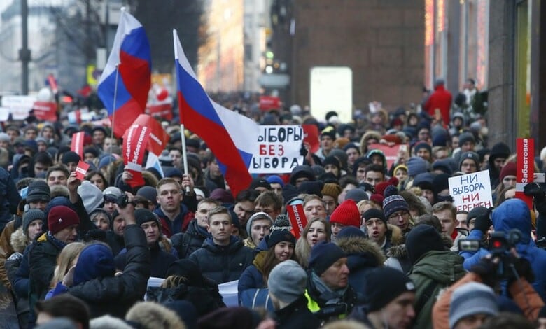 １月２８日、ロシア全土で、３月の大統領選のボイコットを呼び掛けるデモが行われた。警察はデモを主導した野党指導者アレクセイ・ナワリヌイ氏を拘束した。ナワリヌイ氏を支持するデモの様子。モスクワで撮影（２０１８年　ロイター／Sergei Karpukhin）