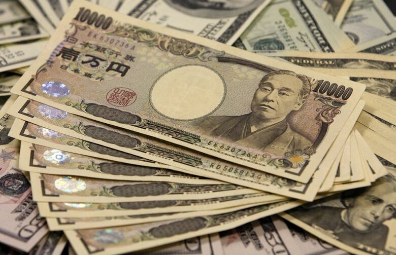 写真は1万円札と外国紙幣。2009年11月に撮影。REUTERS/Yuriko Nakao